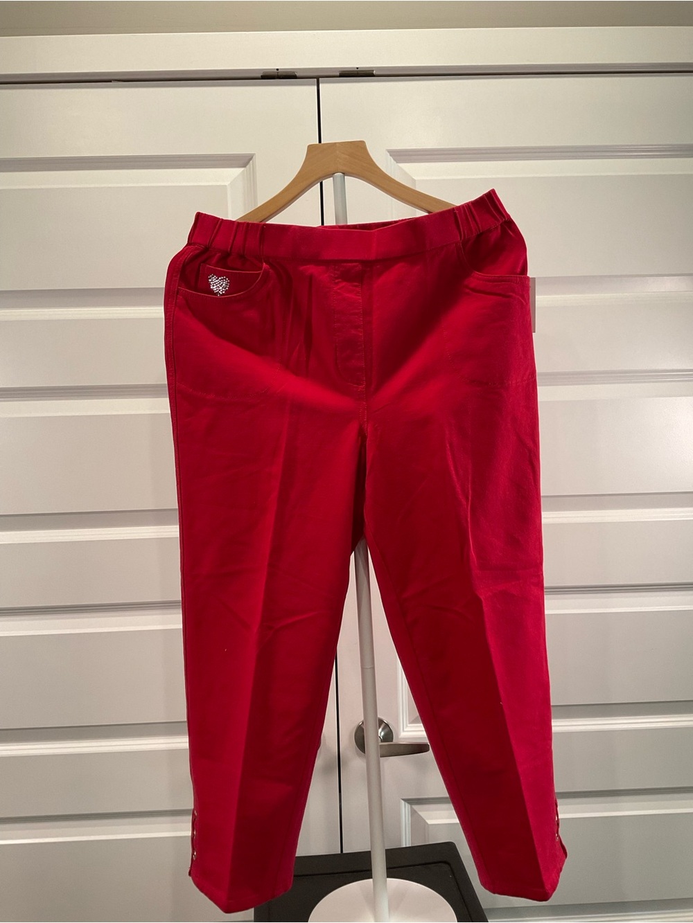 Quacker Factory Bright Red Elastic Waist Straight-Cut Capris